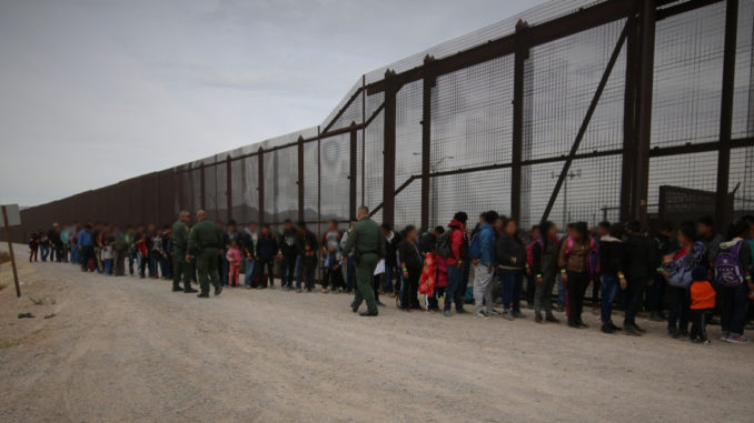 1607628973-trump-ultima-amplias-restricciones-al-asilo-eeuu