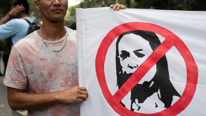 Los chavistas marchan en Caracas para respaldar un proyecto de ley contra el fascismo