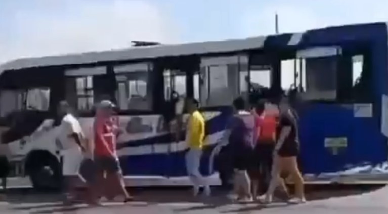 Terror por doble homicidio en un bus en San Vicente, Manabí
