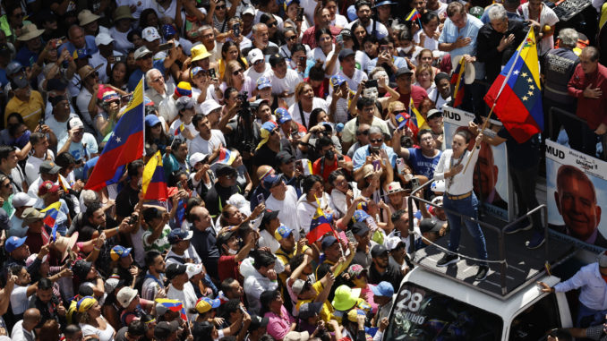 Machado reaparece en público entre el clamor de miles de personas concentradas en Caracas