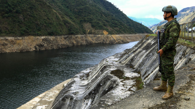 Militares toman el control del segundo mayor embalse de Ecuador antes de nuevos apagones
