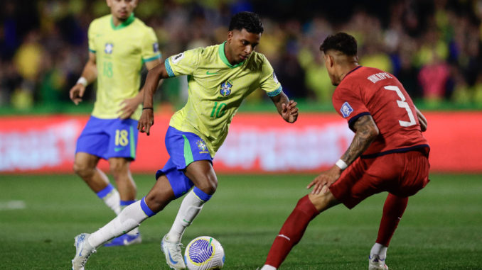 Eliminatorias sudamericanas: Brasil - Ecuador 06/09/2024.- Rodrygo (d) de Brasil disputa un balón con Piero Hincapié de Ecuador este viernes, en un partido de las eliminatorias para el Mundial de 2026 entre Brasil y Ecuador en el estadio Couto Pereira en Curitiba (Brasil). EFE/ Andre Coelho