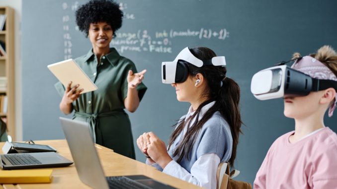 Students,Using,Vr,Glasses,At,It,Lesson