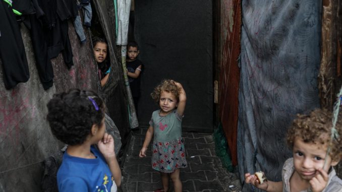 Internally displaced Palestinian children receiving polio vaccinations