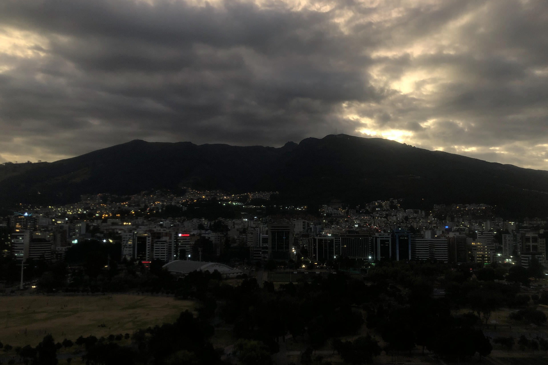 La crisis energética de Ecuador se recrudece con apagones programados de hasta once horas