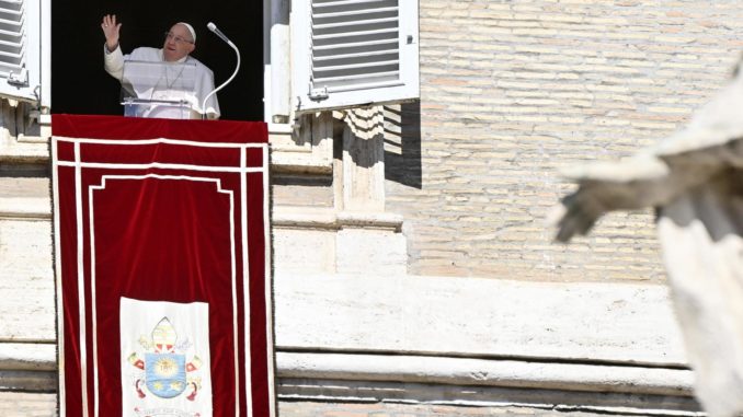 Papa Francisco dirige la oración del Ángelus en el Vaticano