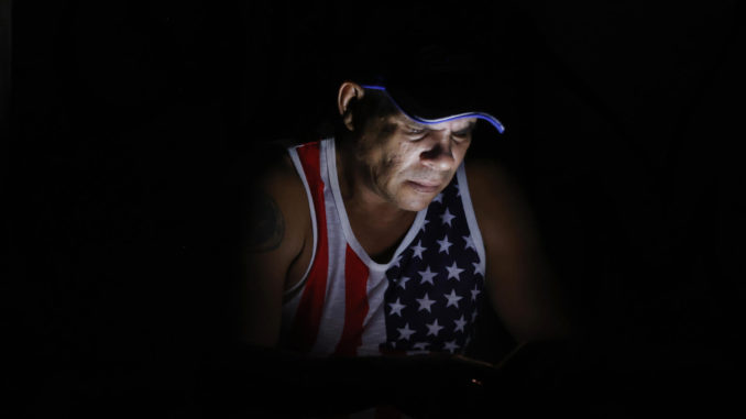 Calles espectrales y cena en hogueras: Una noche a oscuras en el gran apagón de Cuba