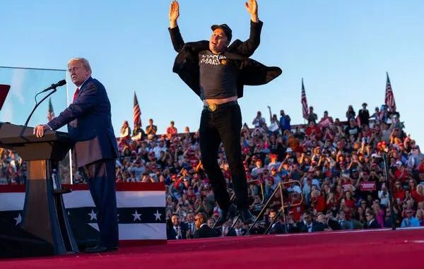 Elon Musk apareció con el expresidente Donald Trump el sábado en un mitin en Butler, Pensilvania, el lugar de un intento de asesinato de Trump a principios de este año. Credit...Doug Mills/The New York Times