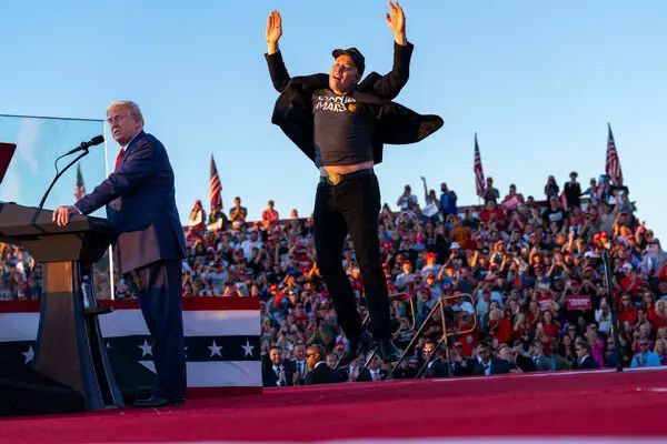 Elon Musk apareció con el expresidente Donald Trump el sábado en un mitin en Butler, Pensilvania, el lugar de un intento de asesinato de Trump a principios de este año. Credit...Doug Mills/The New York Times