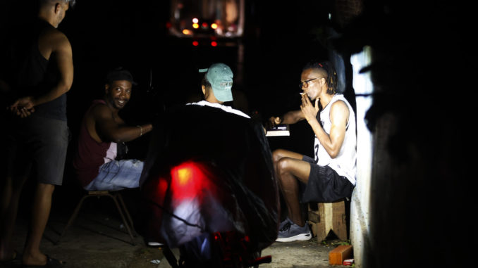 Calles espectrales y cena en hogueras: Una noche a oscuras en el gran apagÛn de Cuba