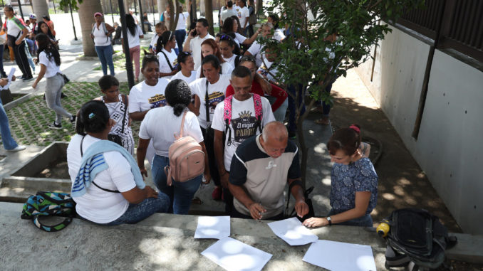 Familiares de detenidos presentan un recurso de amparo ante el tribunal de justicia en Caracas