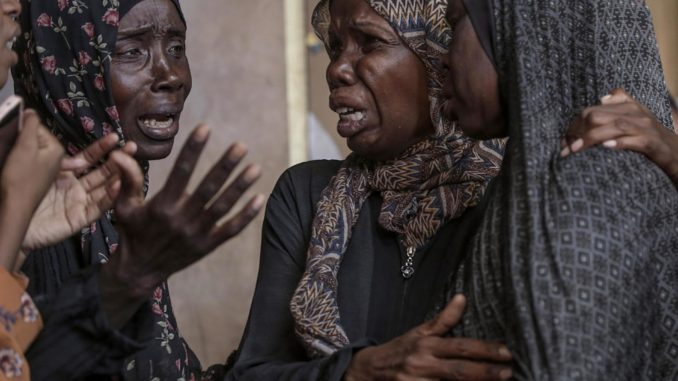 Al menos 28 muertos en ataque aéreo israelí contra escuela convertida en refugio en Gaza