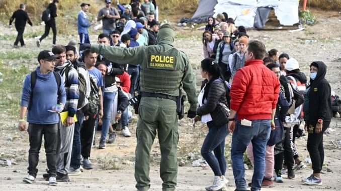 inmigracion-ice-ap-denis-poroyjpg-2023