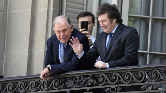 El Gobierno de Argentina oficializa la designación de Werthein como nuevo canciller AME3179. BUENOS AIRES (ARGENTINA), 01/11/2024.- Fotografía de archivo fechada el 09 de diciembre de 2023 del presidente electo de Argentina Javier Milei (d) junto a Gerardo Werthein, saludando desde un balcón del Palacio San Martín en la sede de la Cancillería Argentina, en Buenos Aires (Argentina). El Gobierno de Argentina oficializó este viernes la designación de Gerardo Werthein, actual embajador ante los Estados Unidos, como nuevo ministro de Exteriores, en sustitución de Diana Mondino. EFE/ Matías Campaya /ARCHIVO