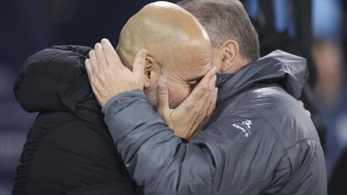 English Premier League - Manchester City vs Tottenham Hotspur Manchester (United Kingdom), 23/11/2024.- Manchester City manager Pep Guardiola (L) and Tottenham manager Ange Postecoglou (R) interact before the English Premier League soccer match between Manchester City and Tottenham Hotspur in Manchester, Britain, 23 November 2024. (Reino Unido) EFE/EPA/ADAM VAUGHAN EDITORIAL USE ONLY. No use with unauthorized audio, video, data, fixture lists, club/league logos or 'live' services. Online in-match use limited to 120 images, no video emulation. No use in betting, games or single club/league/player publications.