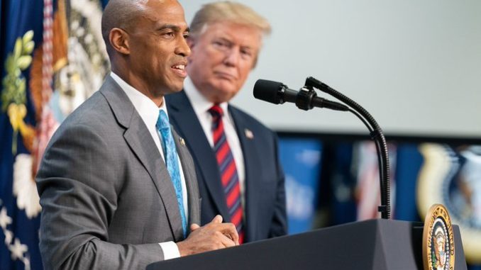 El presidente electo estadounidense, Donald Trump, eligió este viernes a Scott Turner, exjugador de fútbol americano, para estar al frente de la cartera de Urbanismo y Vivienda de su futura Administración. El presidente electo estadounidense, Donald Trump, eligió este viernes a Scott Turner, exjugador de fútbol americano, para estar al frente de la cartera de Urbanismo y Vivienda de su futura Administración.
