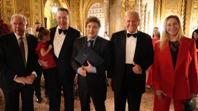 Trump y Milei se elogian mutuamente en una gala de foro conservador en Mar-a-Lago, Florida