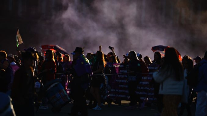 Mujeres toman las calles de la Ciudad de México para exigir alto a la violencia feminicida