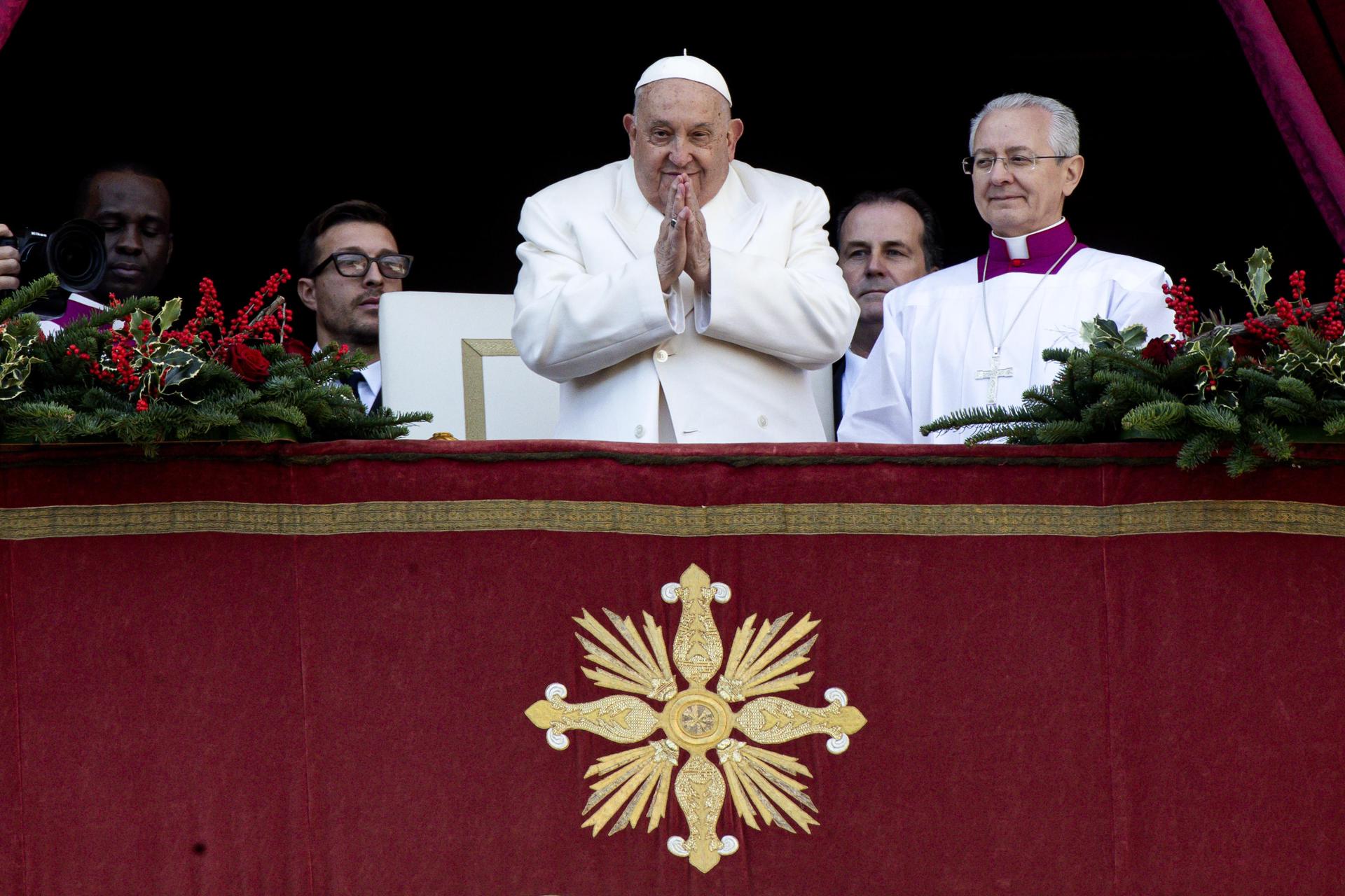 Pope Francis leads Urbi et Orbi blessing in St Peter’s Square