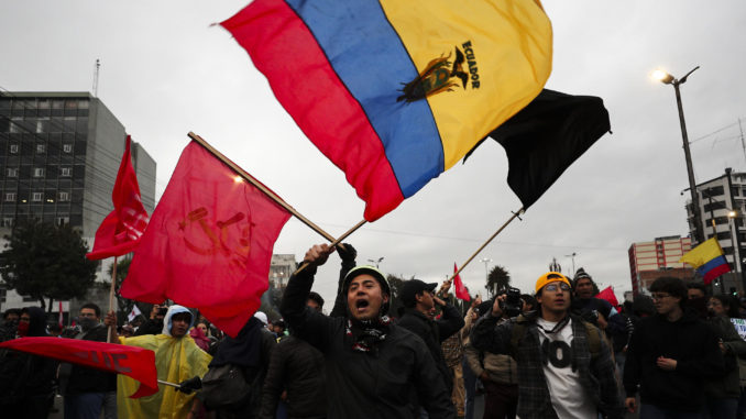 Unos 2.000 policías frenan y dispersan manifestación en Ecuador contra Gobierno de Noboa