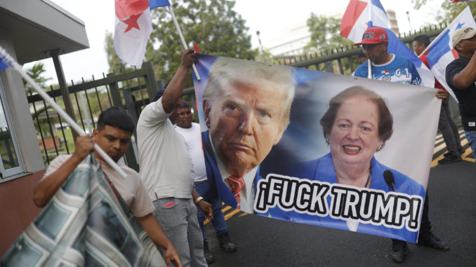 Sindicatos de Panamá protestan frente la embajada de EE.UU. contra Trump