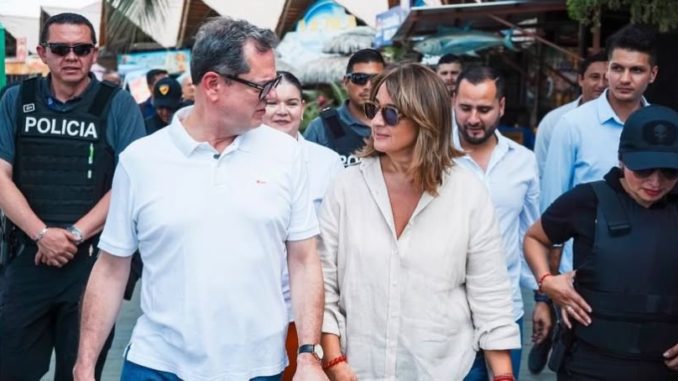 Carlos Rabascall, Alejandra Rivas, candidatos presidencial y vicepresidencial por Izquierda Democrática (ID), en un acto proselitista, el pasado 27 de noviembre de 2024. Foto tomada de la cuenta de Rivas en su cuenta de X. Carlos Rabascall, Alejandra Rivas, candidatos presidencial y vicepresidencial por Izquierda Democrática (ID), en un acto proselitista, el pasado 27 de noviembre de 2024. Foto tomada de la cuenta de Rivas en su cuenta de X.