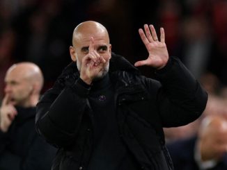 Pep Guardiola responde a los aficionados del Liverpool mostrando la cantidad de Premier Leagues que tiene.