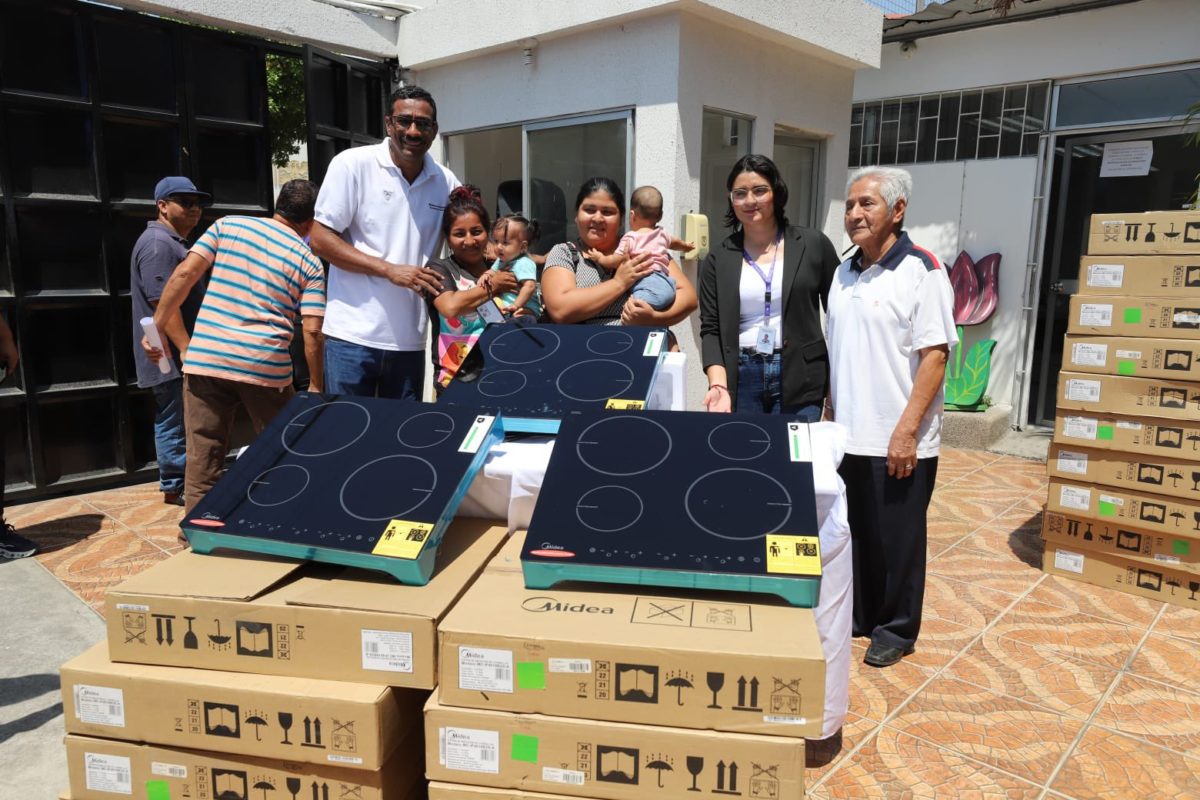 La ministra del mies, Zaida Rovira, inició la entrega de más de 200 cocinas de inducción en el Espacio Integral Familiar El Astillero, este miércoles, 18 de diciembre.