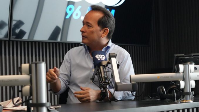 Cucalon, candidato presidencial de Construye, en Radio RTP 96.5 FM, en Guayaquil, el pasado 23 de diciembre de 2024. Foto extraída de la cuenta de Henry Cucalon en X. Cucalon, candidato presidencial de Construye, en Radio RTP 96.5 FM, en Guayaquil, el pasado 23 de diciembre de 2024. Foto extraída de la cuenta de Henry Cucalon en X.