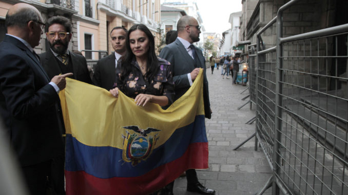 VERONICA ABAD-NO -LE-PERMITEN-ENTRAR-VICEPRESIDENCIA
