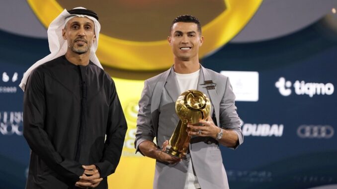 Cristiano Ronaldo en la gala de los Globe Soccer Awards 2024, en Dubai, este viernes, 27 de diciembre. Foto extraída del portal web Olé Argentina. Cristiano Ronaldo en la gala de los Globe Soccer Awards 2024, en Dubai, este viernes, 27 de diciembre. Foto extraída del portal web Olé Argentina.