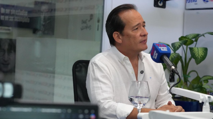 Henry Cucalon, candidato presidencial de Construye, en Radio Forever 92.5 FM, en Samborondón, este jueves, 26 de diciembre de 2024. Foto extraída de la cuenta del aspirante en X. Henry Cucalon, candidato presidencial de Construye, en Radio Forever 92.5 FM, en Samborondón, este jueves, 26 de diciembre de 2024. Foto extraída de la cuenta del aspirante en X.