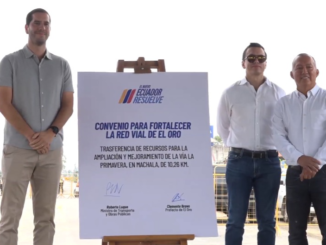 Daniel Noboa, Roberto Luque, Clemente Bravo Riofrio, presidente saliente y candidato, en conjunto del ministro de Transporte y Obras Públicas, por ADN, listado 7, y el prefecto de El Oro, en rueda de prensa, en Machala.