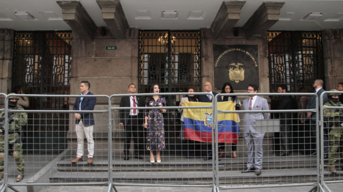 VERONICA ABAD-NO -LE-PERMITEN-ENTRAR-VICEPRESIDENCIA