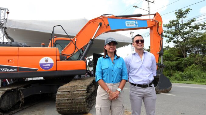 El presidente de la República, Daniel Noboa, y Marcela Aguiñaga, prefecta del Guayas, en la construcción del quinto puente, este martes, 7 de enero de 2025. Foto extraída de la cuenta de la Presidencia en X. El presidente de la República, Daniel Noboa, y Marcela Aguiñaga, prefecta del Guayas, en la construcción del quinto puente, este martes, 7 de enero de 2025. Foto extraída de la cuenta de la Presidencia en X.