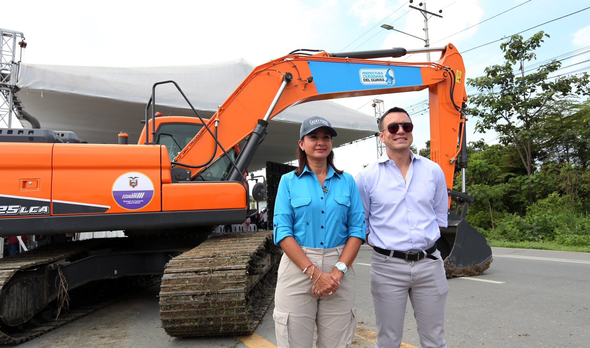 El presidente de la República, Daniel Noboa, y Marcela Aguiñaga, prefecta del Guayas, en la construcción del quinto puente, este martes, 7 de enero de 2025. Foto extraída de la cuenta de la Presidencia en X.