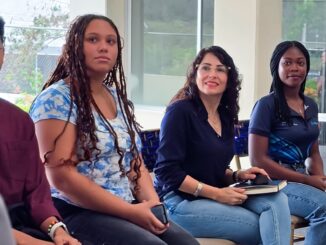 Luisa González, candidata del correísmo, en un acto proselitista en la Universidad PUCE de Esmeraldas, el pasado miércoles, 8 de enero de 2025. Foto tomada en la cuenta oficial de Luisa en X.