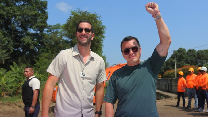 GiAB__1WMAAqFEK El presidente de la República, Daniel Noboa, junto al ministro de Transporte y Obras Públicas (MTOP), Roberto Luque, en la construcción del puente Lodana, en Manabí, este jueves, 23 de enero de 2025. Foto extraída de la cuenta de la Presidencia Ecuador en X.