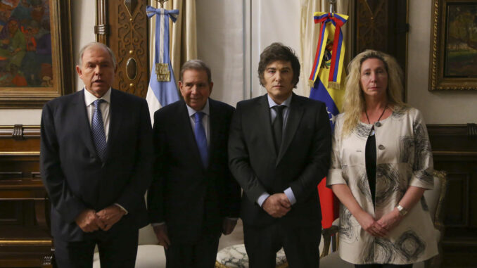 Milei y González Urrutia reciben el apoyo de venezolanos desde el balcón de la Casa Rosada