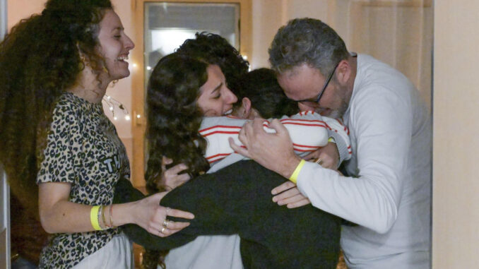 Las tres rehenes liberadas ya están en Israel y son recibidas por sus madres
