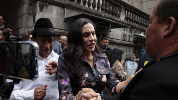 VERONICA ABAD-NO -LE-PERMITEN-ENTRAR-VICEPRESIDENCIA