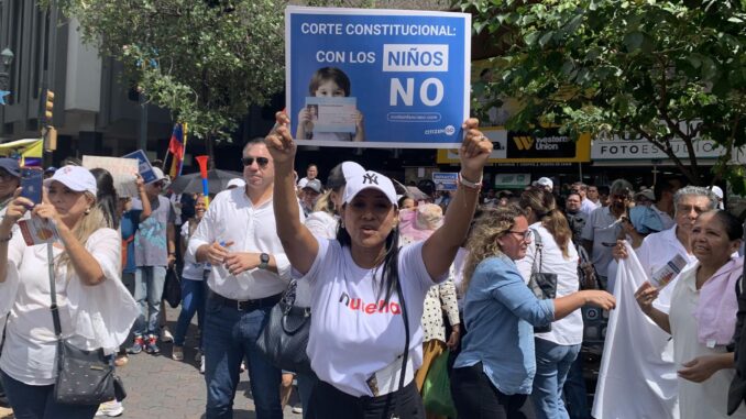 'Con los niÒos no', el grito de colectivos de Ecuador contra sentencia sobre niÒa trans