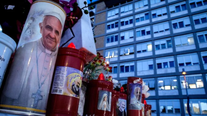 El papa se agrava, se encuentra en estado crítico y tuvo una crisis respiratoria