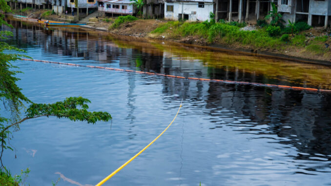 Derrame de petróleo en río de Ecuador está causando "daños sin precedentes", dice alcalde