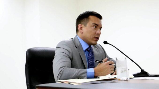 daniel-noboa-firma-acuerdo-1-1024x683