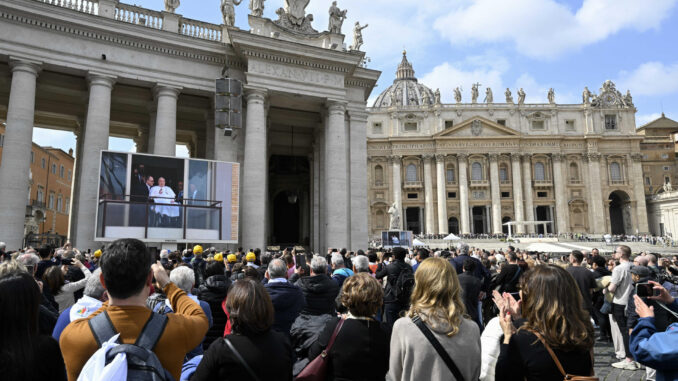 Miles de fieles celebran en el Vaticano el alta del papa Francisco: Es un milagro