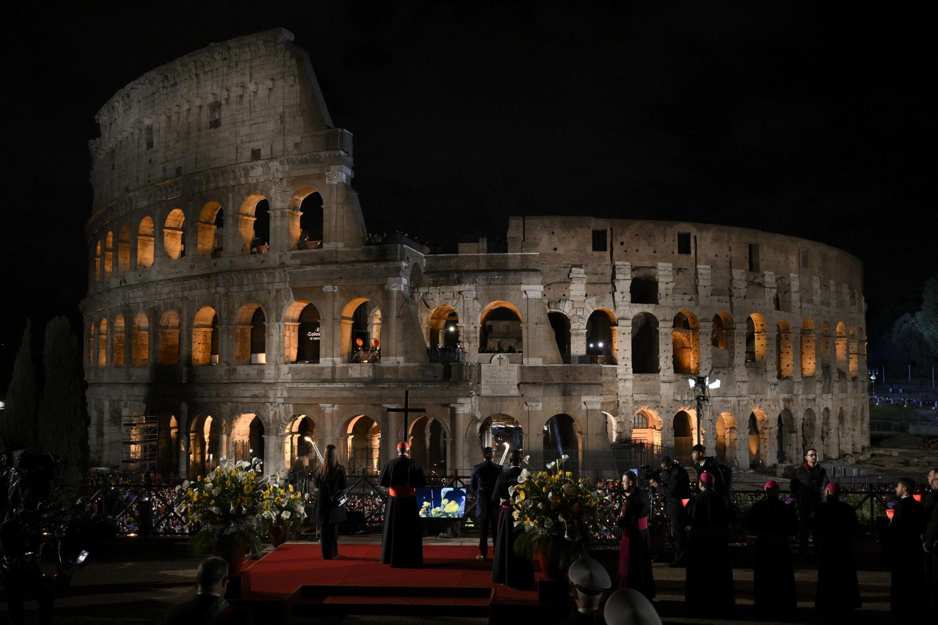 Meditaciones del papa guían vía crucis en el Coliseo sin su presencia