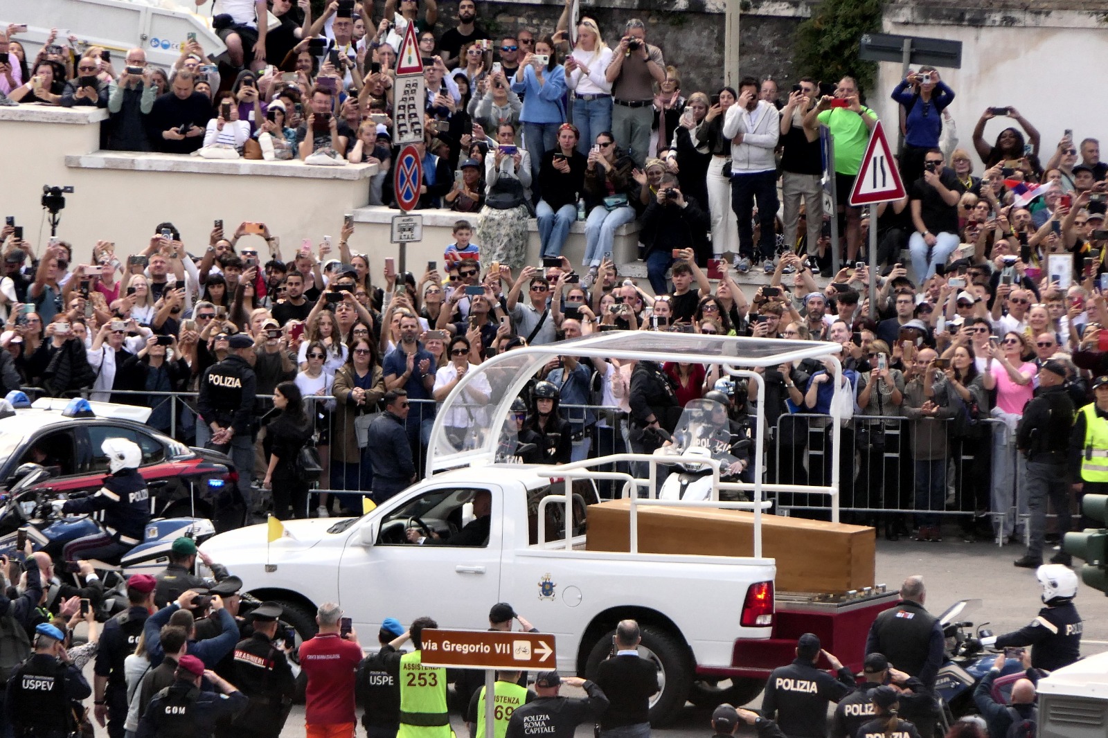 Roma brinda a Francisco un adiós multitudinario en su último viaje
