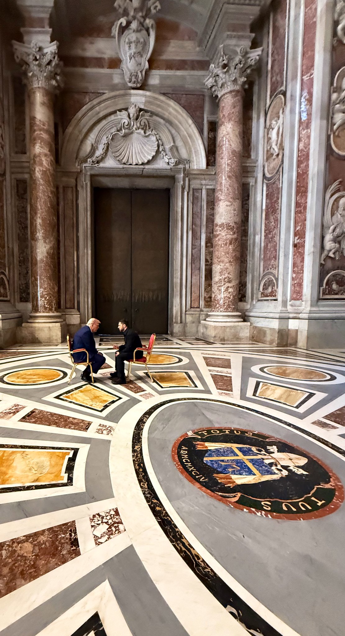 El Vaticano ‘sienta’ a hablar a Trump y Zelenski en el funeral de Francisco