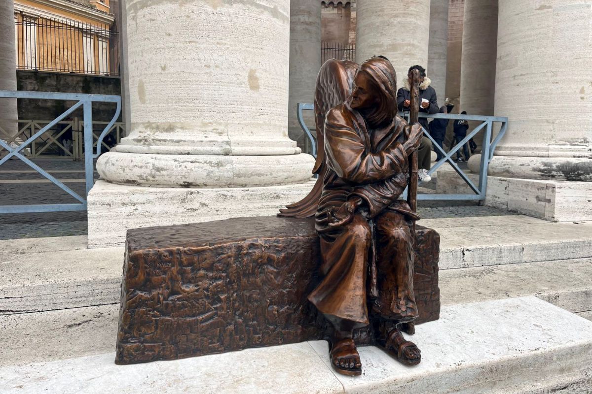 El Vaticano le dedica una escultura a las personas sin hogar